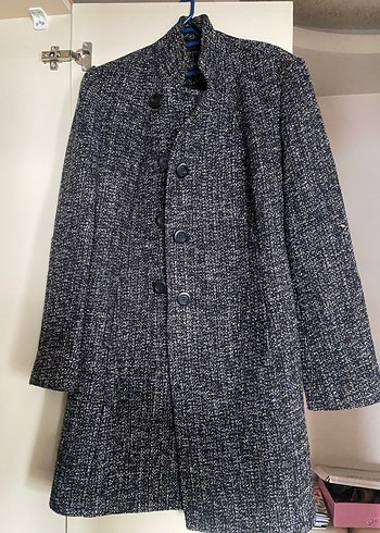 Klasik Siyah-Beyaz Desenli Kadın Kaban - Görsel 3