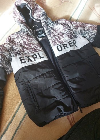 Erkek Çocuk Siyah Desenli Kapüşonlu Mont - Görsel 3