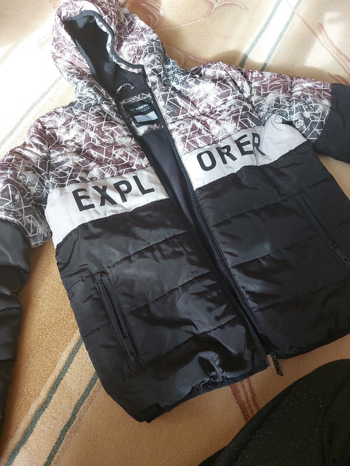 Erkek Çocuk Siyah Desenli Kapüşonlu Mont - Görsel 3