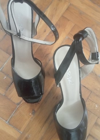 Siyah Parlak 
Kemerli Stiletto Topuklu Kadın yazlık Ayakkabı - Görsel 2