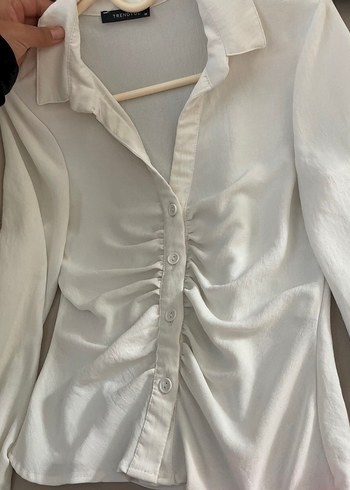 Trendyolmilla Ekru Büzgülü V Yaka Gömlek - Görsel 3