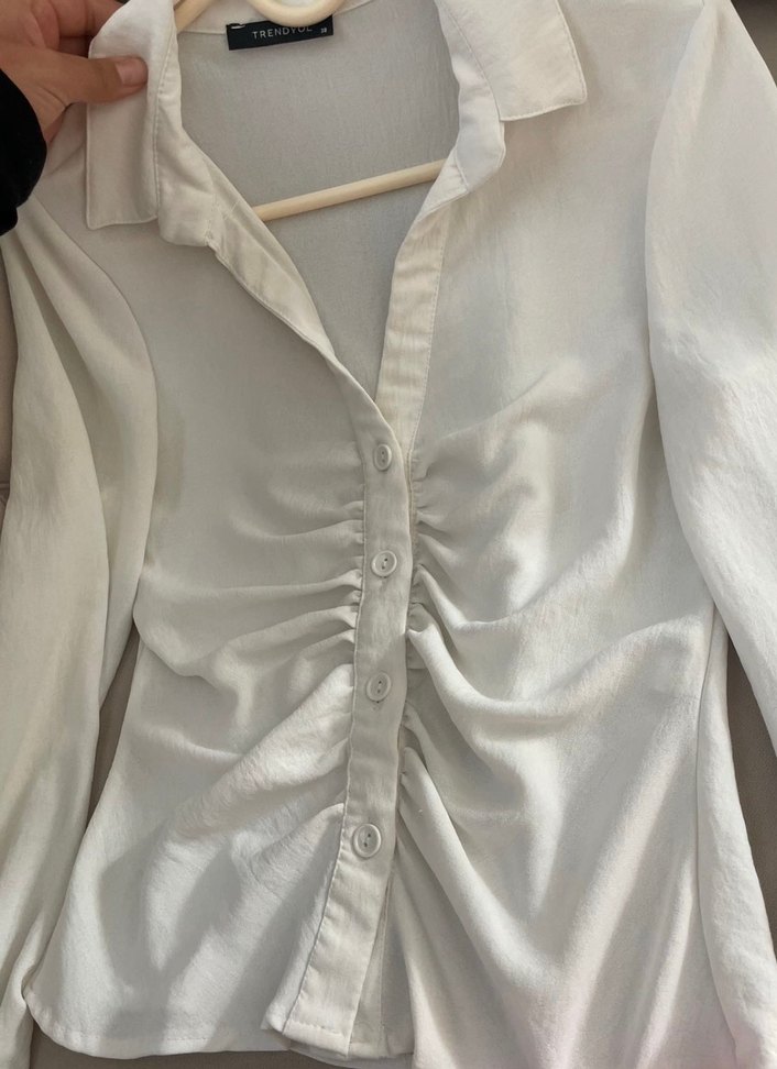 Trendyolmilla Ekru Büzgülü V Yaka Gömlek - Görsel 3