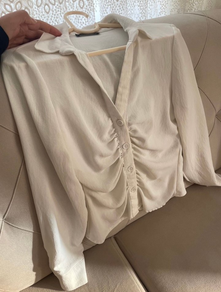 Trendyolmilla Ekru Büzgülü V Yaka Gömlek - Görsel 2