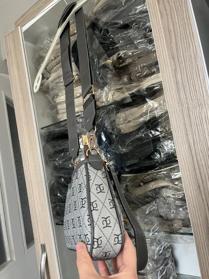 Gri Yılan Desenli Tokalı Kadın Çanta - Görsel 3