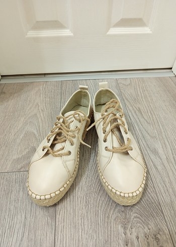 Nakışlı Krem Dolgu Topuklu Kadın Ayakkabı - Görsel 2