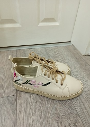 Nakışlı Krem Dolgu Topuklu Kadın Ayakkabı - Görsel 3