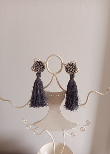 Gri Uzun Püsküllü Küpe - Görsel 3