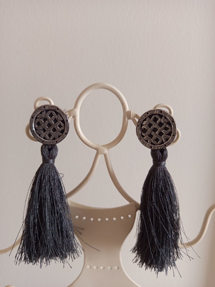 Gri Uzun Püsküllü Küpe - Görsel 2