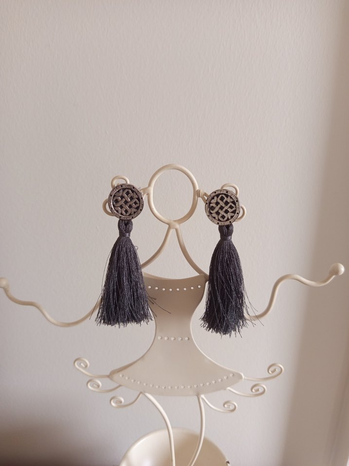 Gri Uzun Püsküllü Küpe - Görsel 3