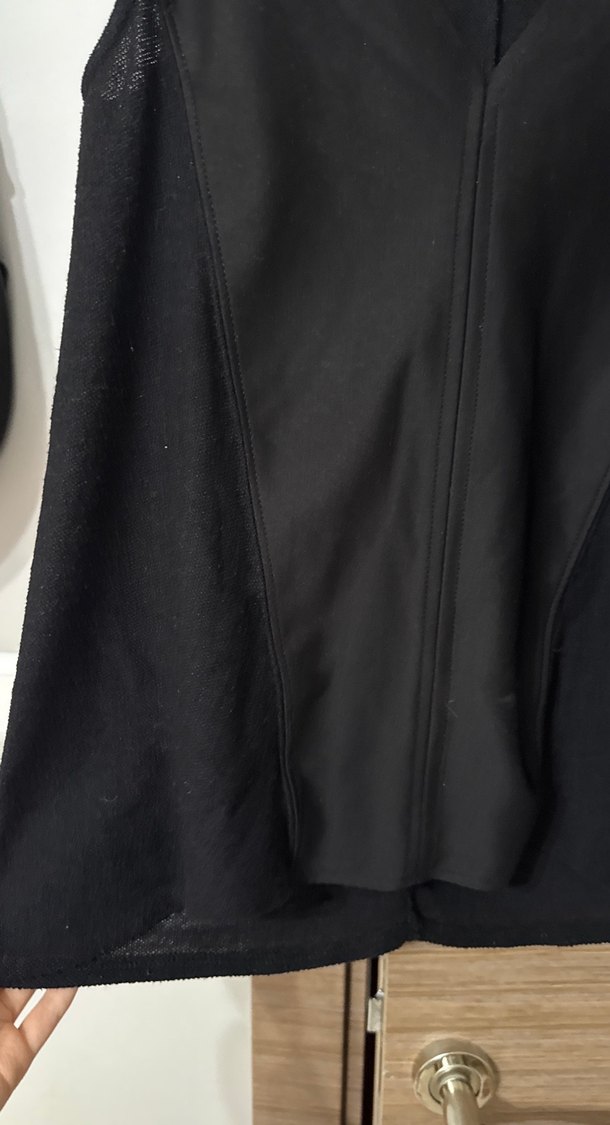 Siyah V Yakalı Kolsuz Bluz - Görsel 3