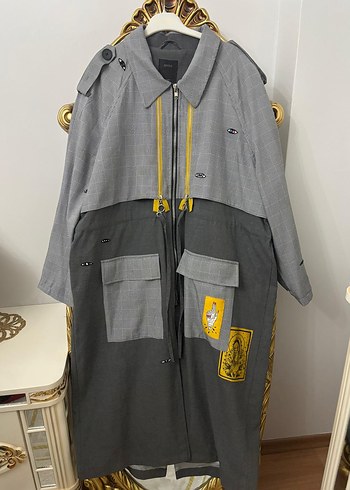 Düğmeli Uzun Gri Nakışlı trençkot - Görsel 2