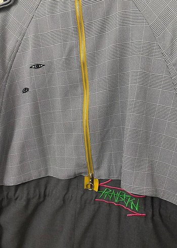 Düğmeli Uzun Gri Nakışlı trençkot - Görsel 5