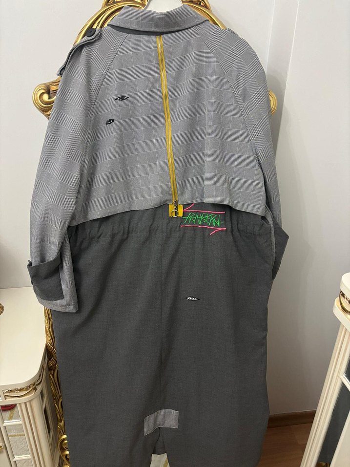 Düğmeli Uzun Gri Nakışlı trençkot - Görsel 4