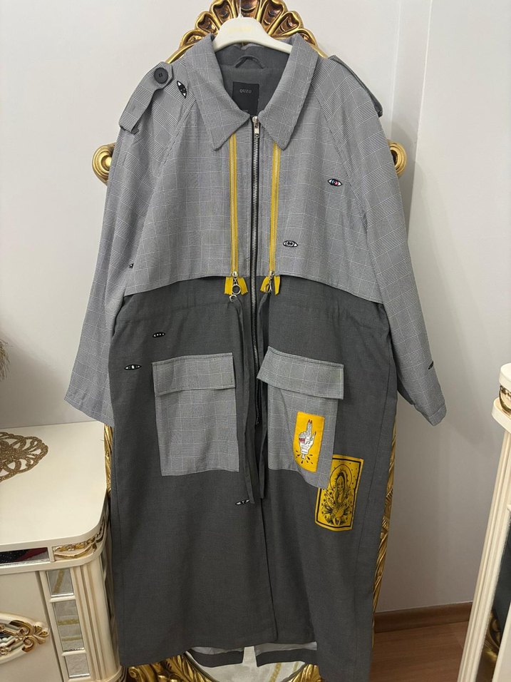 Düğmeli Uzun Gri Nakışlı trençkot - Görsel 2