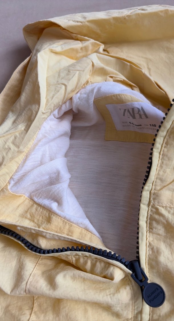 Sarı içi penye astarlı çocuk yağmurluk - Görsel 3