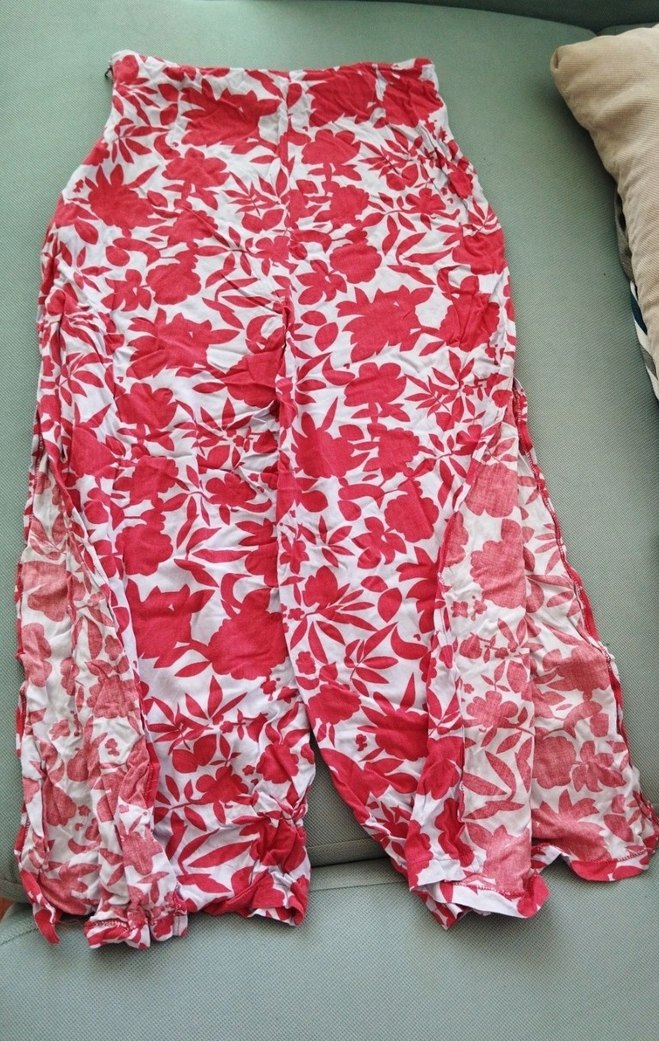 İkili plaj kıyafeti.Alt pantolon tipi,iki yanı yırtmaçlı. - Görsel 3