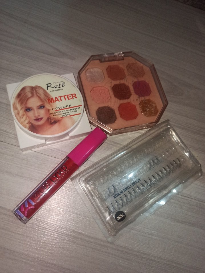 Açık Tonlarda Makyaj Seti ve Takma Kirpik - Görsel 2