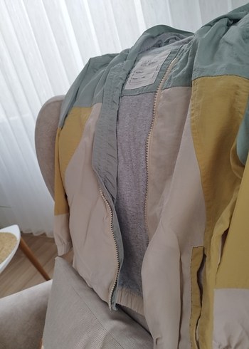 Kapüşonlu Erkek Çocuk Gri Yağmurluk - Görsel 3