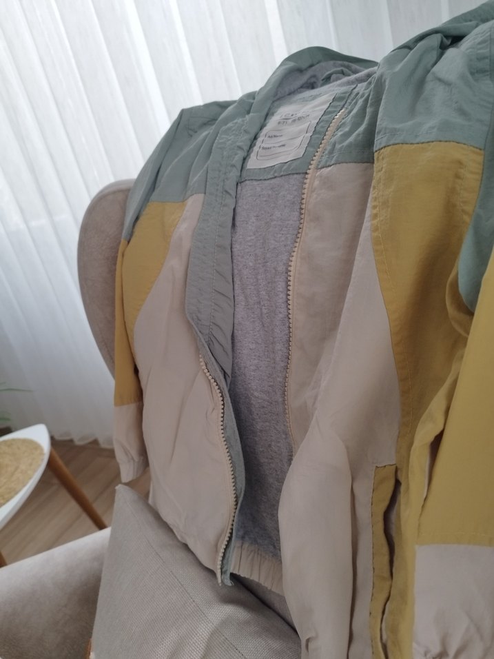 Kapüşonlu Erkek Çocuk Gri Yağmurluk - Görsel 3