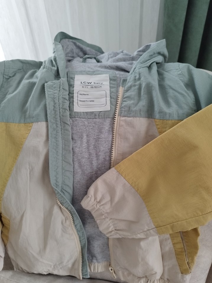 Kapüşonlu Erkek Çocuk Gri Yağmurluk - Görsel 2