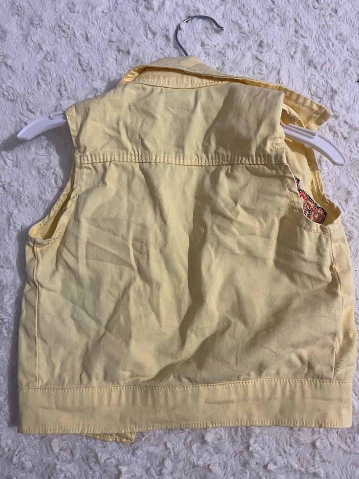 Sarı Düğmeli Erkek Çocuk Yeleği - Görsel 2