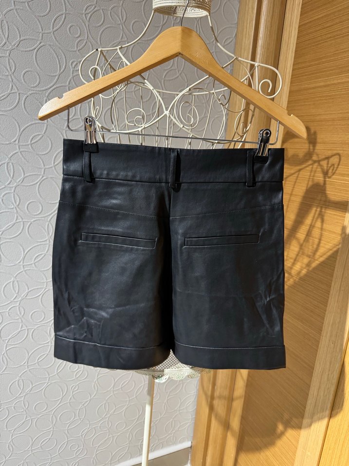 Kadın Siyah Deri Mini Şort - Görsel 3