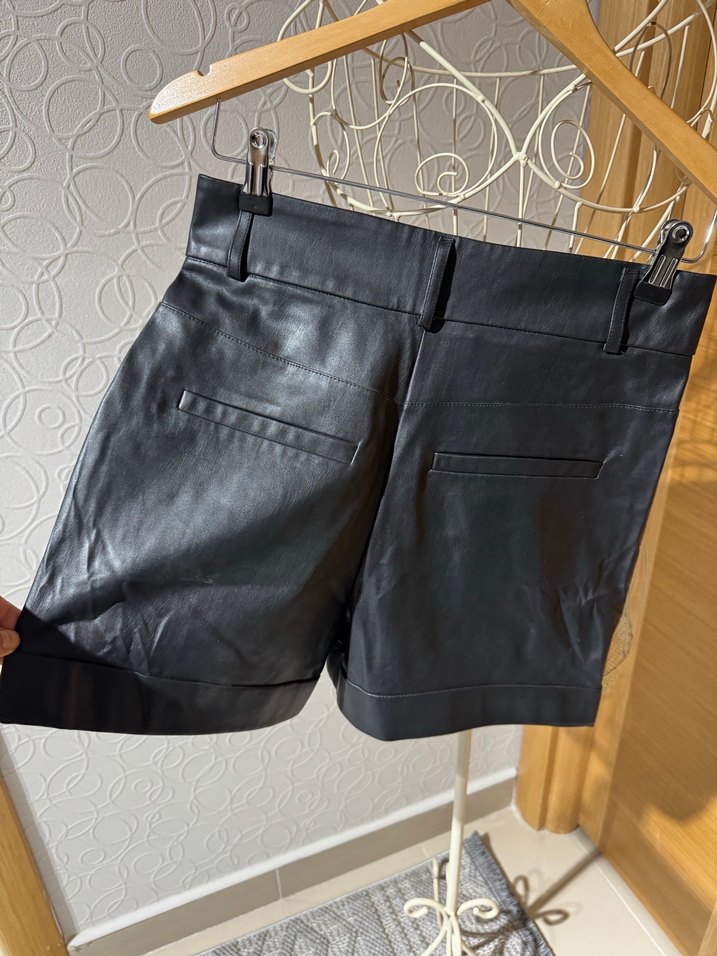 Kadın Siyah Deri Mini Şort - Görsel 4