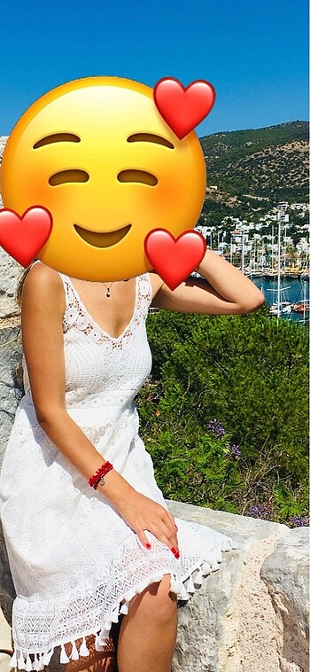 Beyaz fistolu elbise