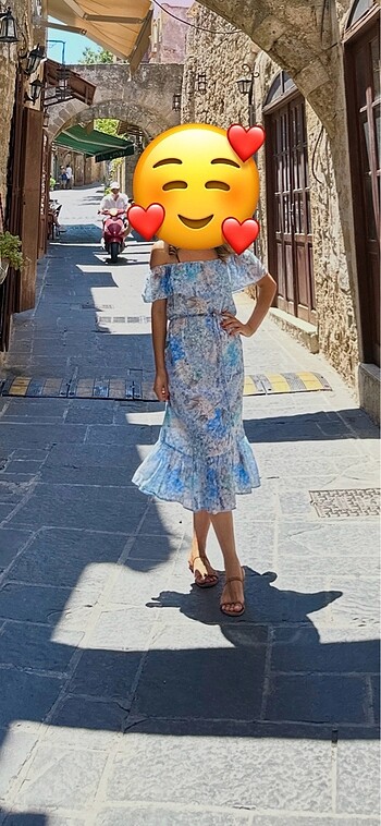 Çiçekli mavi elbise