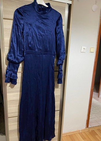 Lacivert abiye ufak cekilmeleri var uzerinde bir kere giyildi - Görsel 3