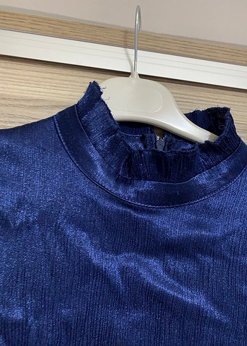 Lacivert abiye ufak cekilmeleri var uzerinde bir kere giyildi - Görsel 4