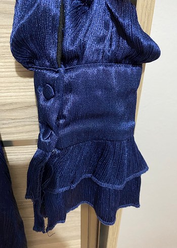 Lacivert abiye ufak cekilmeleri var uzerinde bir kere giyildi - Görsel 2