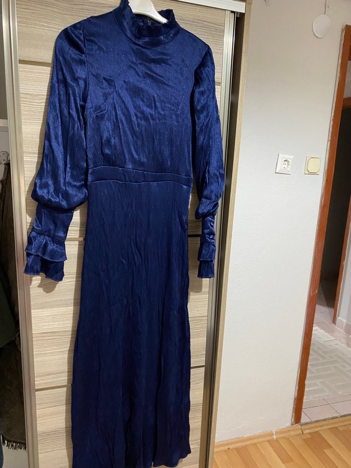 Lacivert abiye ufak cekilmeleri var uzerinde bir kere giyildi - Görsel 3