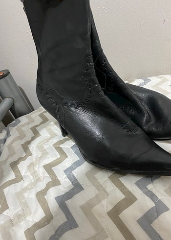 Siyah Deri Gösterişli Topuklu Kadın Çizme - Görsel 2