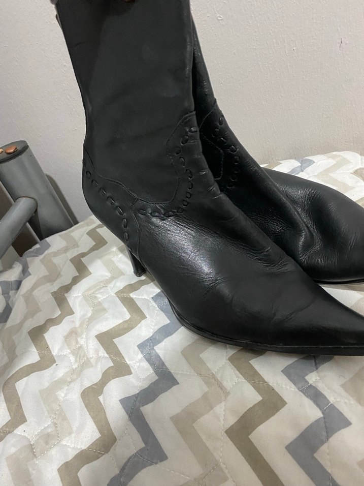 Siyah Deri Gösterişli Topuklu Kadın Çizme - Görsel 2
