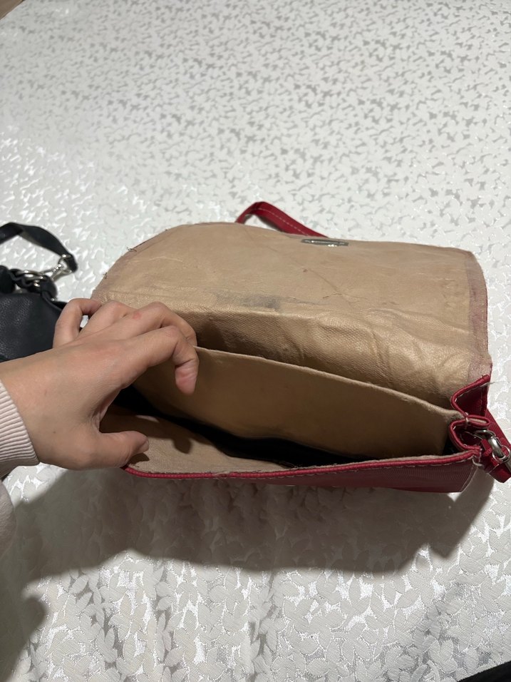 Kırmızı Çanta - Görsel 3