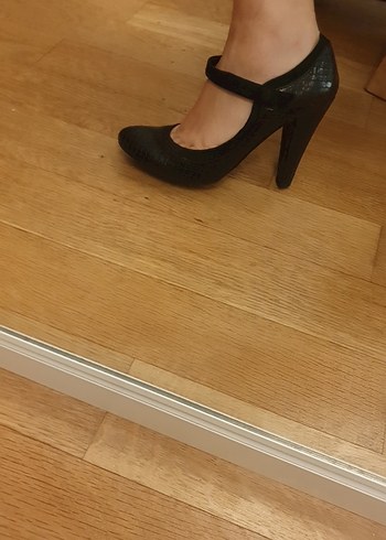 Kemerli Siyah Yılan Desenli Topuklu Ayakkabı - Görsel 5