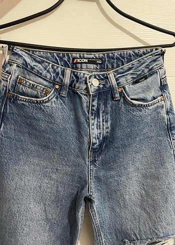 Kadın Mavi Düz Kesim Yırtık Kot Pantolon - Görsel 2