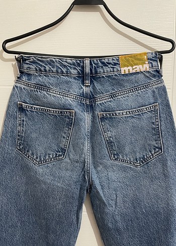 Kadın Mavi Düz Kesim Yırtık Kot Pantolon - Görsel 3