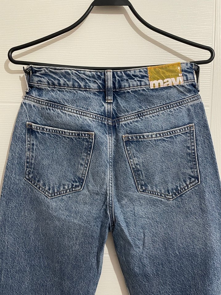 Kadın Mavi Düz Kesim Yırtık Kot Pantolon - Görsel 3