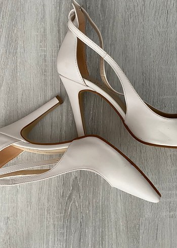 Beyaz Ucu Sivri Topuklu Kadın Ayakkabı - Görsel 4