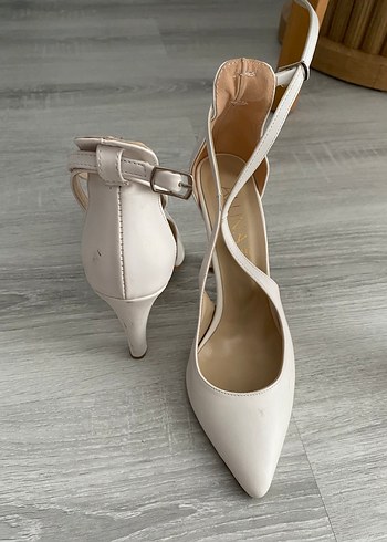 Beyaz Ucu Sivri Topuklu Kadın Ayakkabı - Görsel 2
