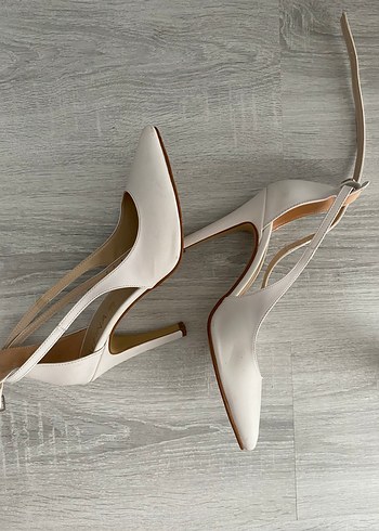 Beyaz Ucu Sivri Topuklu Kadın Ayakkabı - Görsel 3