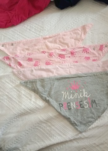Pembe ve gri baskılı üçlü bebek önlüğü