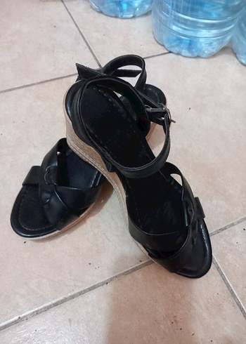 Siyah Dolgu Topuklu Kadın Sandalet - Görsel 3