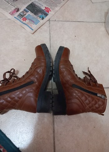 FERMUARLI VE BAĞCIKLI İÇİ YÜNLÜ DERİ KIŞLIK BAYAN BOTU - Görsel 4