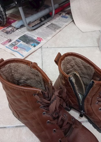 FERMUARLI VE BAĞCIKLI İÇİ YÜNLÜ DERİ KIŞLIK BAYAN BOTU - Görsel 3