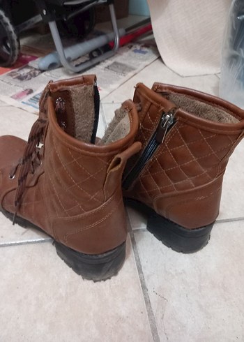 FERMUARLI VE BAĞCIKLI İÇİ YÜNLÜ DERİ KIŞLIK BAYAN BOTU - Görsel 2