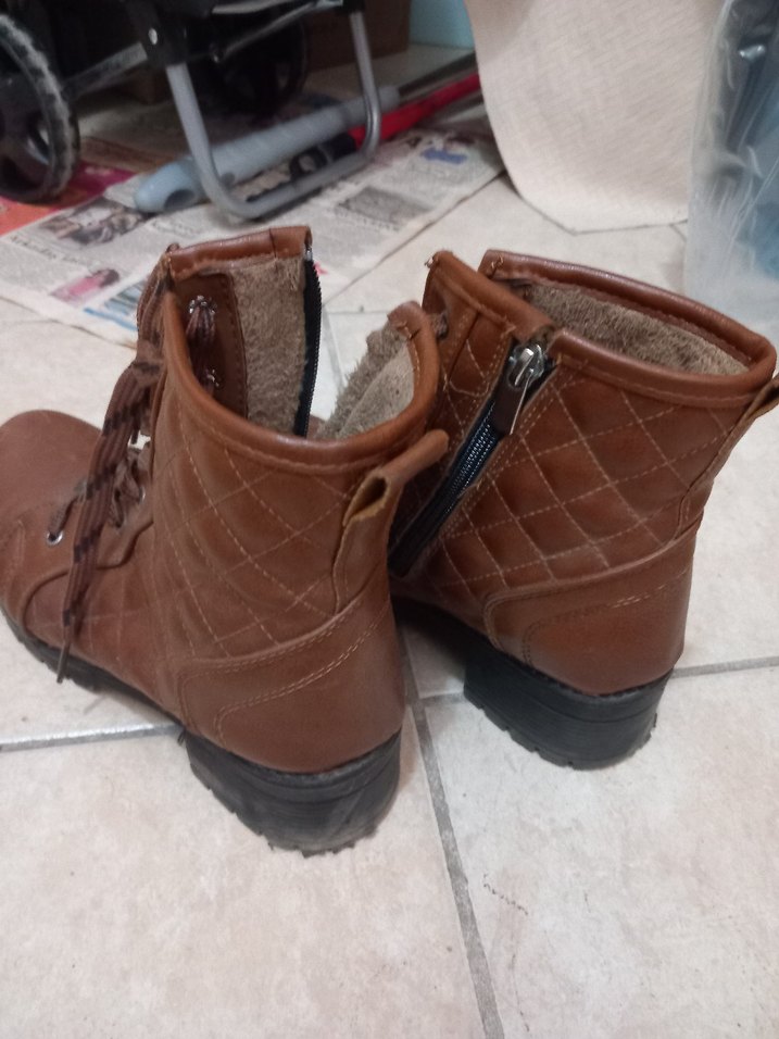 FERMUARLI VE BAĞCIKLI İÇİ YÜNLÜ DERİ KIŞLIK BAYAN BOTU - Görsel 2