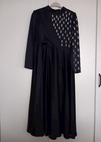 Siyah Uzun Kollu Gotik Drapeli Saten Elbise - Görsel 2